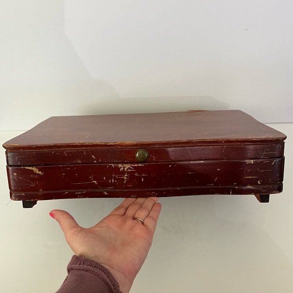 1881 Rogers Silverplate Oneida LTD. Enchantment 59 Piece & Wooden Chest - Picture 10 of 13